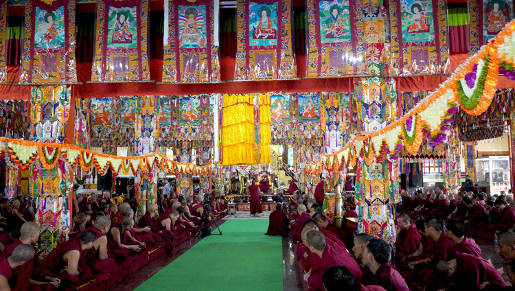 Вид на зал собраний монастыря Ганден Шарце во время сессии философских диспутов, на которую прибыл Его Святейшество Далай-лама. Фото: Лобсанг Церинг.