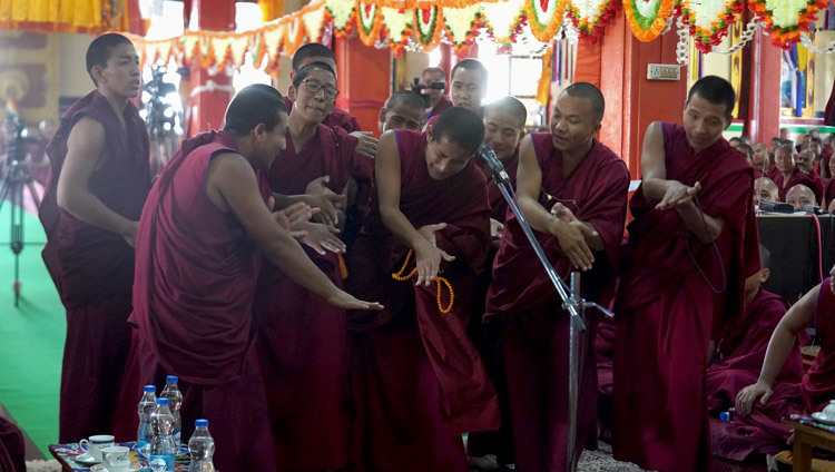 Группа монахов, участвующих в сессии философских диспутов в зале собраний монастыря Ганден Шарце. Фото: Лобсанг Церинг.