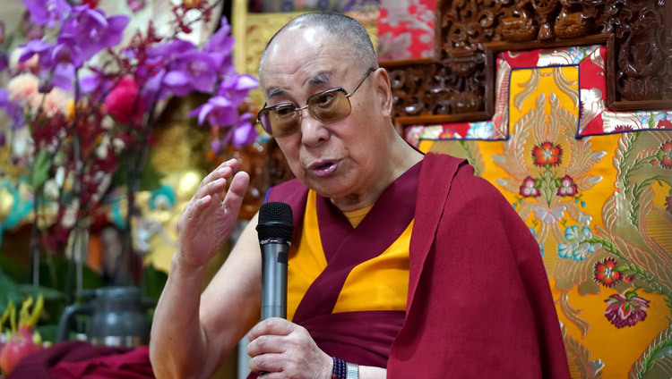 Его Святейшество Далай-лама выступает с обращением во время сессии философских диспутов в зале собраний монастыря Ганден Шарце. Фото: Лобсанг Церинг.