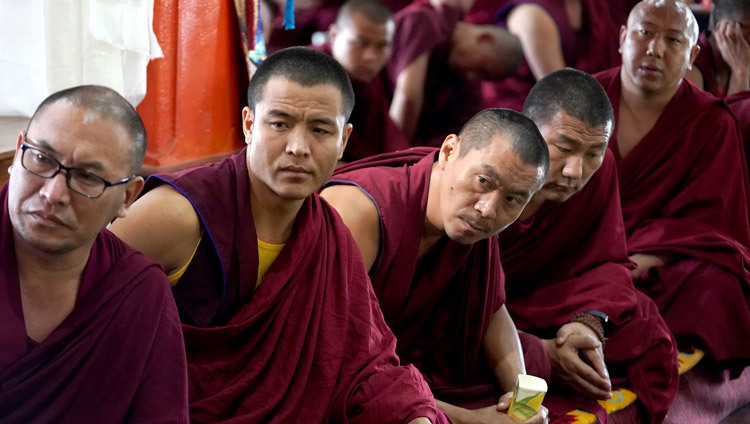 Монахи, собравшиеся на сессию философских диспутов, слушают обращение Его Святейшества Далай-ламы. Фото: Лобсанг Церинг.