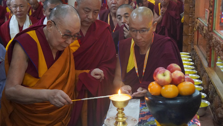 По прибытии в монастырь Ганден Лачи на открытие международной конференции «Чже Цонкапа: жизнь, философия и наследие» Его Святейшество Далай-лама возжигает масляную лампаду. Фото: Джереми Рассел.