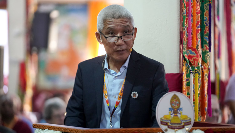 Тхуптен Джинпа рассказывает о международной конференции «Чже Цонкапа: жизнь, философия и наследие». Фото: Лобсанг Церинг.