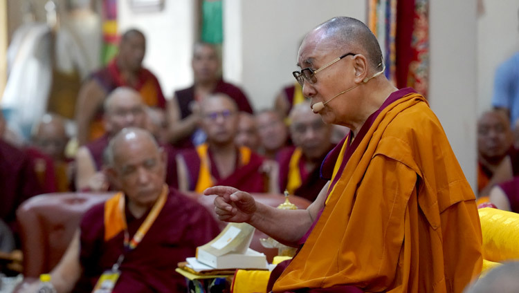 Его Святейшество Далай-лама выступает с основным докладом во время открытия международной конференции «Чже Цонкапа: жизнь, философия и наследие». Фото: Лобсанг Церинг.