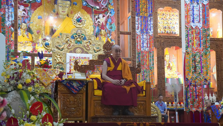 Его Святейшество Далай-лама выступает с основным докладом во время открытия международной конференции «Чже Цонкапа: жизнь, философия и наследие». Фото: Джереми Рассел.