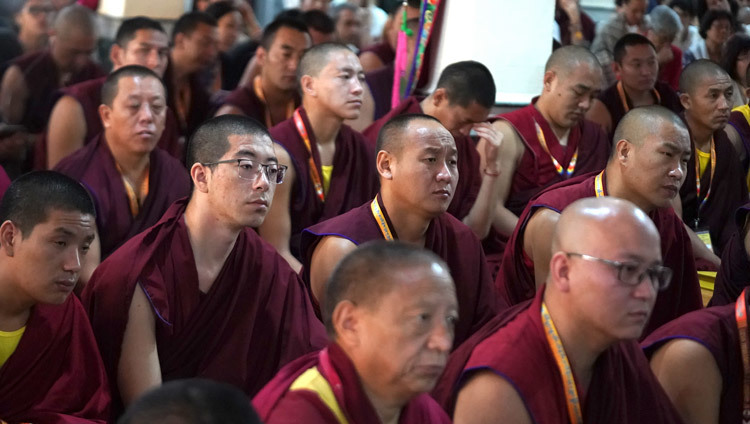 Верующие слушают выступление Его Святейшества Далай-ламы на международной конференции «Чже Цонкапа: жизнь, философия и наследие». Фото: Лобсанг Церинг.