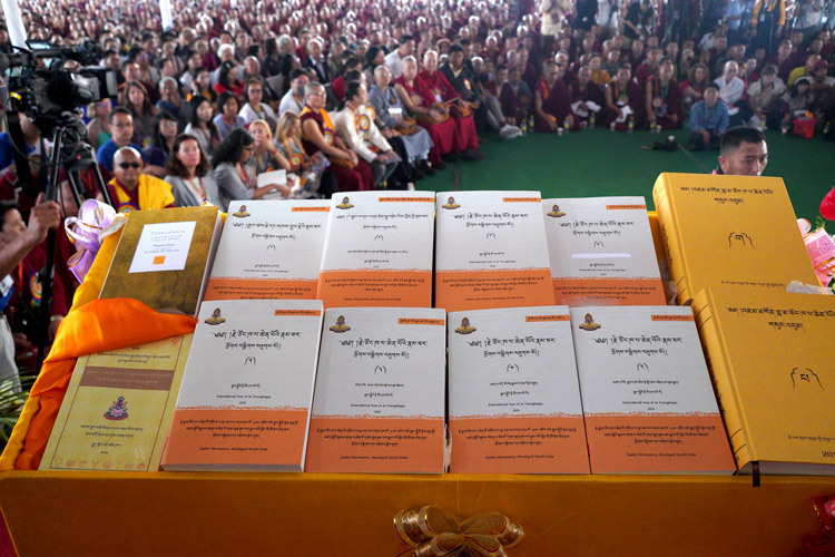 Книги, которые представил собравшимся Его Святейшество Далай-лама во время церемонии празднования 600-летней годовщины ухода в паринирвану Чже Цонкапы. Фото: Лобсанг Церинг.