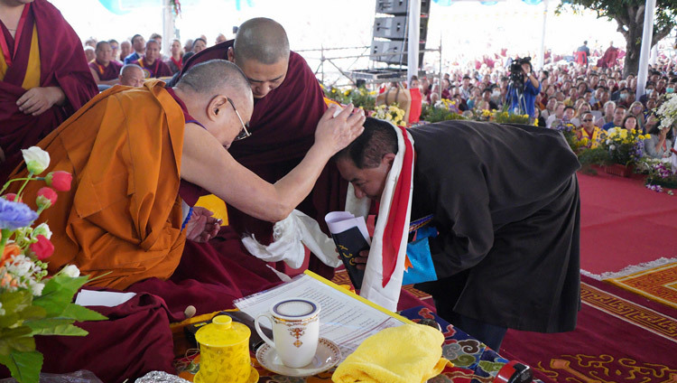 Его Святейшество Далай-лама благодарит спикера тибетского парламента в эмиграции за выступление на церемонии празднования 600-летней годовщины ухода в паринирвану Чже Цонкапы. Фото: Лобсанг Церинг.