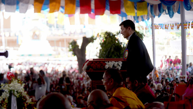 Президент Центральной тибетской администрации доктор Лобсанг Сенге выступает с обращением во время церемонии празднования 600-летней годовщины ухода в паринирвану Чже Цонкапы. Фото: Лобсанг Церинг.