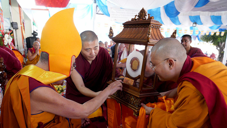 Во время церемонии празднования 600-летней годовщины ухода в паринирвану Чже Цонкапы Его Святейшеству Далай-ламе вручают благодарственную награду им. Чже Цонкапы. Фото: Лобсанг Церинг.