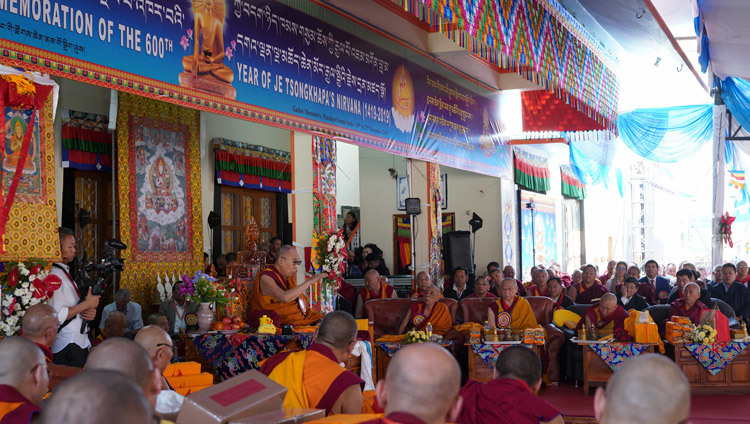 Его Святейшество Далай-лама выступает с обращением во время церемонии празднования 600-летней годовщины ухода в паринирвану Чже Цонкапы. Фото: Лобсанг Церинг.