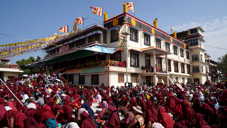 Некоторые из более 10000 собравшихся во дворе монастырей Ганден Лачи и Ганден Шарце во время выступления Его Святейшества Далай-ламы на церемонии празднования 600-летней годовщины ухода в паринирвану Чже Цонкапы. Фото: Лобсанг Церинг.