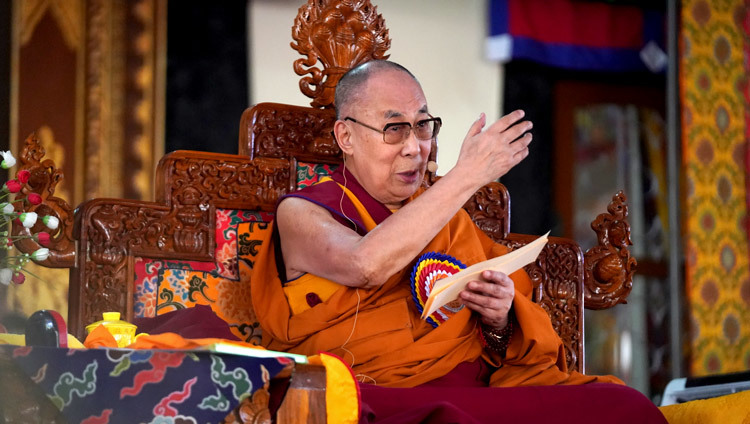Его Святейшество Далай-лама дарует краткое учение по случаю празднования 600-летней годовщины ухода в паринирвану Чже Цонкапы, организованного в монастыре Ганден Лачи. Фото: Лобсанг Церинг.