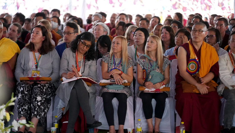 Некоторые из почетных гостей во время выступления Его Святейшества Далай-ламы на церемонии празднования 600-летней годовщины ухода в паринирвану Чже Цонкапы. Фото: Лобсанг Церинг.