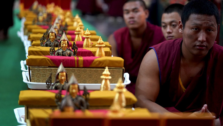 Монахи готовятся преподнести памятные подарки гостям церемонии празднования 600-летней годовщины ухода в паринирвану Чже Цонкапы. Фото: Лобсанг Церинг.