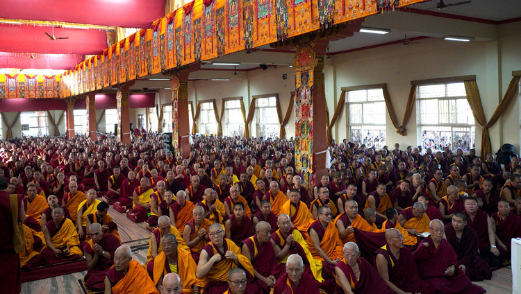 Некоторые из более чем 15000 верующих наблюдают за Его Святейшеством Далай-ламой во время молебна о его долголетии. Фото: Лобсанг Церинг.
