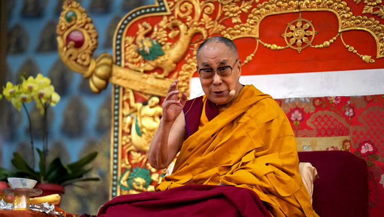 Его Святейшество Далай-лама обращается к собравшимся во время подношения молебна о долголетии. Фото: Лобсанг Церинг.