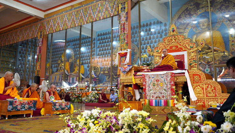 Его Святейшество Далай-лама обращается к собравшимся во время подношения молебна о долголетии, организованного в монастыре Ганден Джангце. Фото: Лобсанг Церинг.