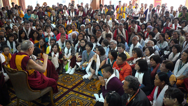 Его Святейшество Далай-лама беседует с друзьями и сторонниками монастыря Ганден Джангце, перед тем как отправиться на сессию философских диспутов. Фото: Лобсанг Церинг.