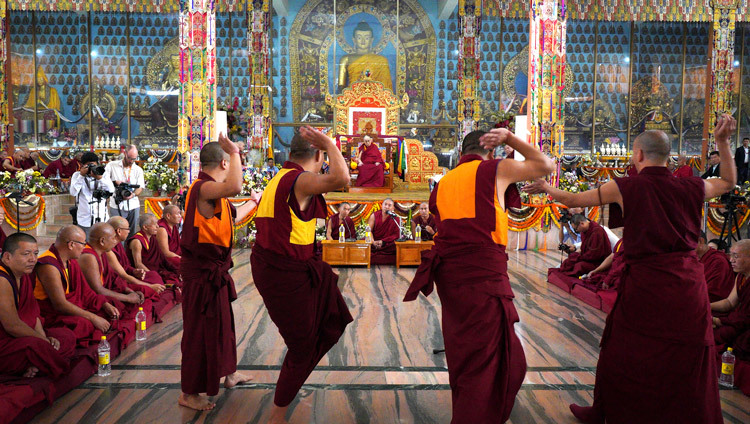 Монахи-студенты проводят показательный философский диспут во время визита Его Святейшества Далай-ламы в монастырь Ганден Джангце. Фото: Лобсанг Церинг.