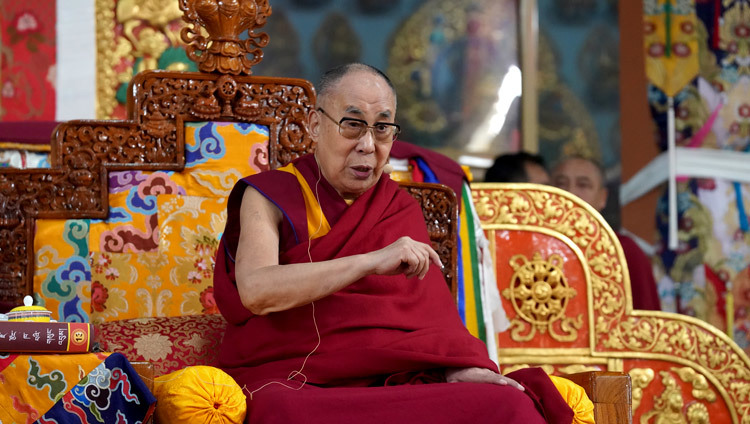 Его Святейшество Далай-лама выступает с обращением во время сессии философских диспутов в монастыре Ганден Джангце. Фото: Лобсанг Церинг.