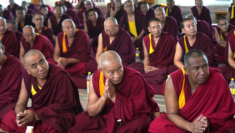 Некоторые из более чем 2000 монахов, собравшихся на сессию философских диспутов во время визита Его Святейшества Далай-ламы в монастырь Ганден Джангце. Фото: Лобсанг Церинг.