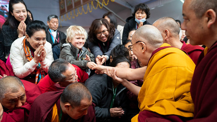 Его Святейшество Далай-лама приветствует верующих по прибытии на площадку Калачакры, где собралось около 35000 человек. Фото: Тензин Чойджор.