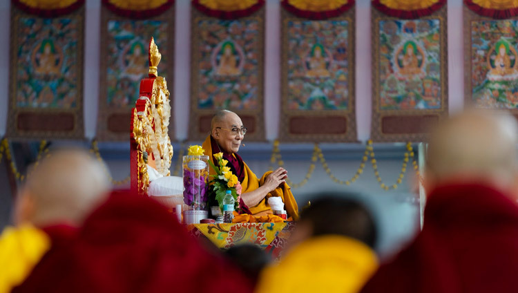 Его Святейшество Далай-лама во время учений на площадке Калачакры. Фото: Тензин Чойджор.