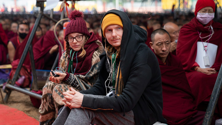 Некоторые из 35000 верующих, прибывших из 67 стран на учения Его Святейшества Далай-ламы. Фото: Тензин Чойджор.