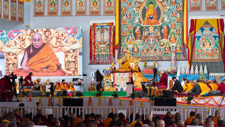 Вид на сцену, установленную на площадке Калачакры, во время учений Его Святейшества Далай-ламы. Фото: Тензин Чойджор.