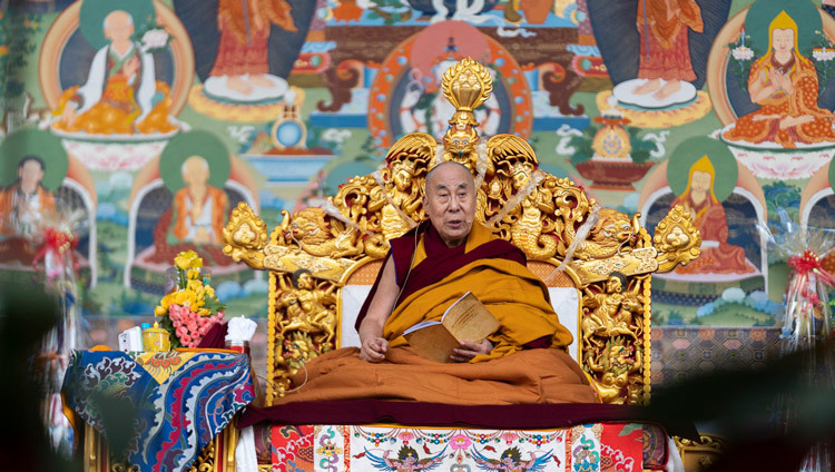 Его Святейшество Далай-лама дарует учения по произведению Гьялсэ Тогме Сангпо «Тридцать семь практик бодхисаттвы». Фото: Тензин Чойджор.