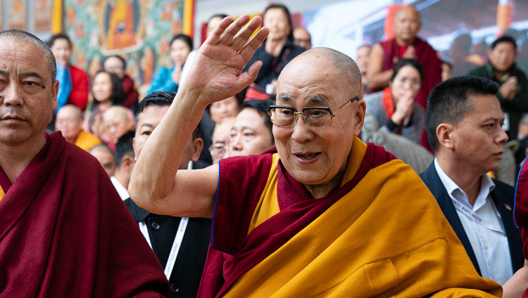 Его Святейшество Далай-лама машет верующим на прощание, покидая площадку Калачакры по завершении учений. Фото: Тензин Чойджор.