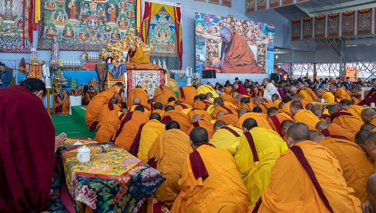 Группа геше располагается ближе к трону Его Святейшества Далай-ламы, чтобы укрыться от дождя. Фото: Тензин Чойджор.