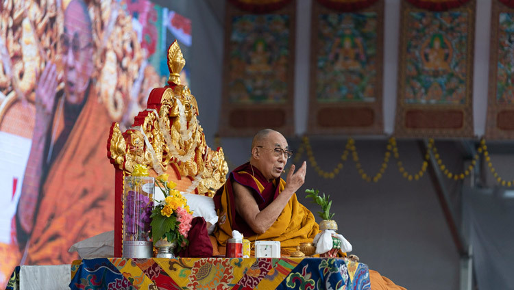 Его Святейшество Далай-лама обращается к собравшимся перед посвящением Авалокитешвары. Фото: Тензин Чойджор.