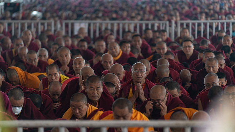 Монахи и монахини, собравшиеся на площадке Калачакры, принимают обеты бодхисаттвы от Его Святейшества Далай-ламы. Фото: Тензин Чойджор.