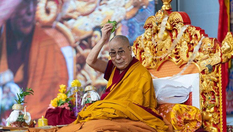 Его Святейшество Далай-лама дарует посвящение Авалокитешвары на площадке Калачакры. Фото: Тензин Чойджор.