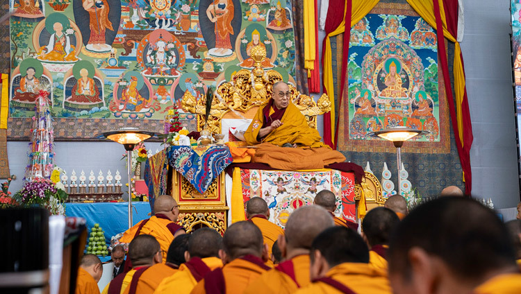 Перед тем как продолжить дарование учений по «Циклу учений Манджушри», начатых в прошлом году, Его Святейшество Далай-лама обращается к верующим. Фото: Тензин Чойджор.