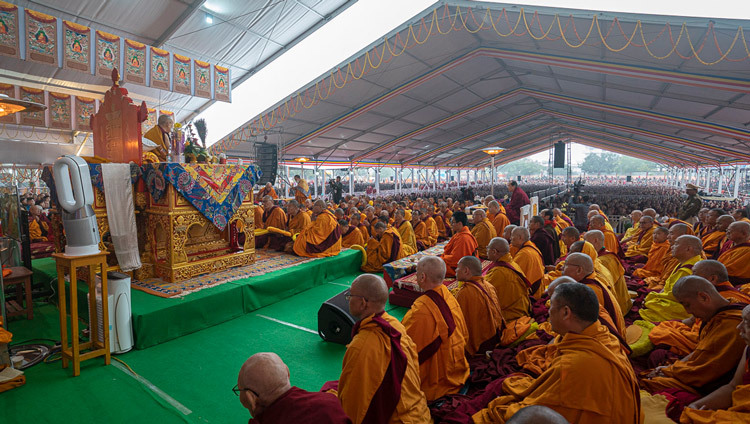 Вид на площадку Калачакры во время учений Его Святейшества Далай-ламы, на которые собралось около 35000 верующих. Фото: Тензин Чойджор.