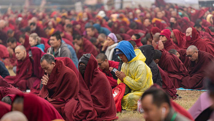 Верующие слушают Его Святейшество Далай-ламу, который продолжает дарование учений по «Циклу учений Манджушри», начатых в прошлом году. Фото: Тензин Чойджор.