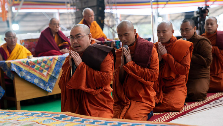 Перед началом учений Его Святейшества Далай-ламы бирманские монахи читают «Мангала-сутту» на пали. Фото: Тензин Чойджор.