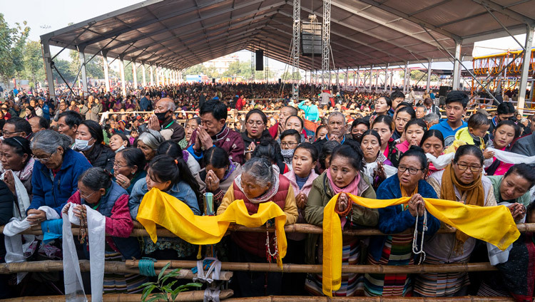 Верующие ожидают прибытия Его Святейшества Далай-ламы на площадку Калачакры. Фото: Тензин Чойджор.