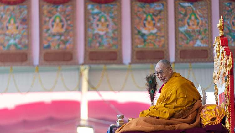 Его Святейшество Далай-лама во время заключительного дня учений по «Циклу учений Манджушри». Фото: Тензин Чойджор.