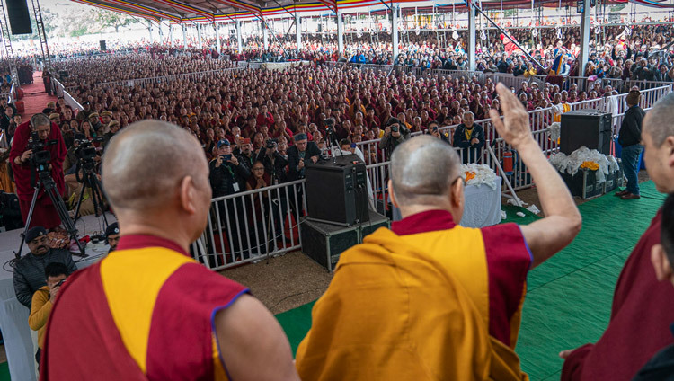 Его Святейшество Далай-лама машет верующим на прощание по завершении учений в Бодхгае. Фото: Тензин Чойджор.