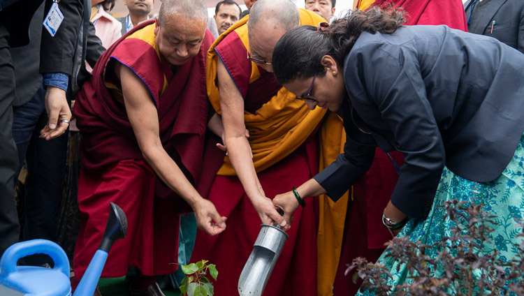 Его Святейшество Далай-лама сажает деревце в память о визите в Индийский институт менеджмента в Бодхгае. Фото: Лобсанг Церинг.