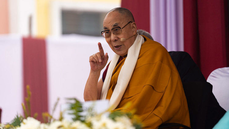 Его Святейшество Далай-лама читает лекцию в Индийском институте менеджмента в Бодхгае. Фото: Лобсанг Церинг.