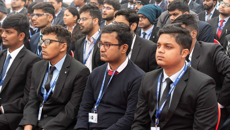 Студенты во время лекции Его Святейшества Далай-ламы в Индийском институте менеджмента в Бодхгае. Фото: Лобсанг Церинг.