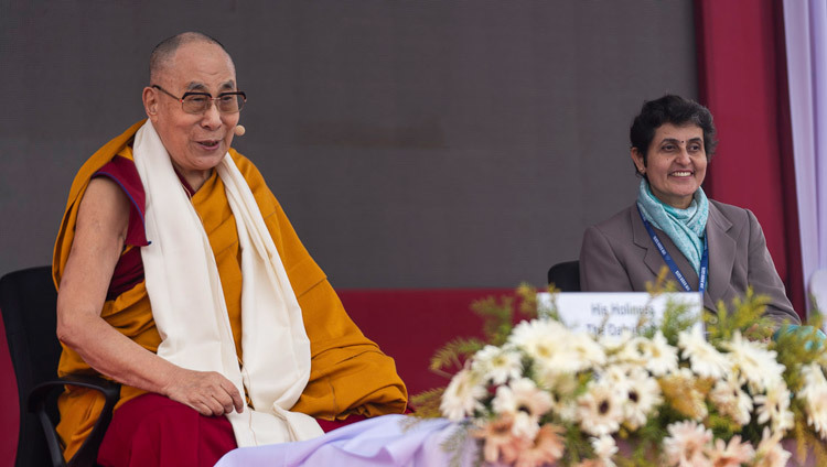 Его Святейшество Далай-лама отвечает на вопросы во время лекции в Индийском институте менеджмента в Бодхгае. Фото: Лобсанг Церинг.