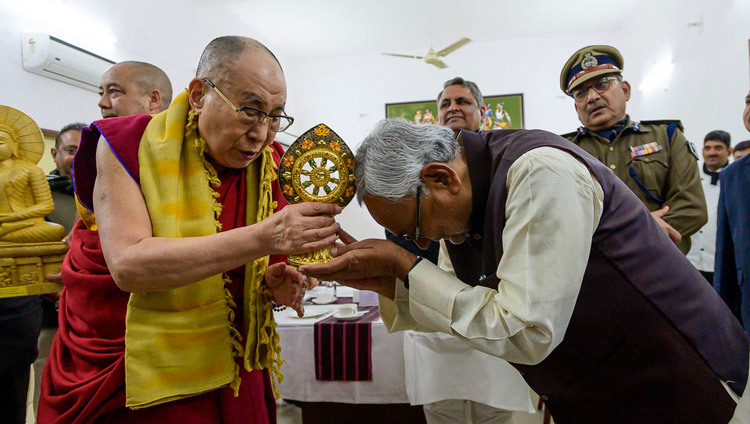Его Святейшество Далай-лама преподносит главному министру штата Бихар Нитишу Кумару изображение колеса Дхармы по завершении встречи, состоявшейся в резиденции главного министра. 17 января 2020 г. Фото: Лобсанг Церинг.