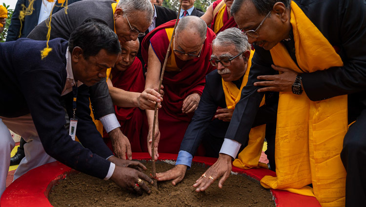Его Святейшество Далай-лама, главный судья штата Бихар Санджай Карол и другие судьи верховного суда Патны высаживают деревце в память о визите Далай-ламы в юридическую академию штата Бихар. 18 января 2020 г. Фото: Лобсанг Церинг.