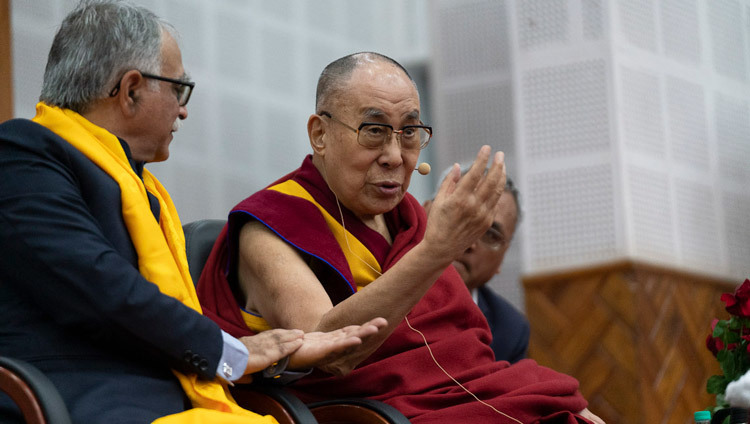 Главный судья штата Бихар Санджай Карол слушает лекцию Его Святейшества Далай-ламы о любви и сострадании как образе жизни. 18 января 2020 г. Фото: Лобсанг Церинг.