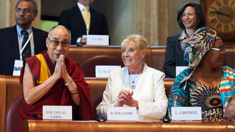 Его Святейшество Далай-лама и Бетти Уильямс во время XIV Всемирного саммита лауреатов Нобелевской премии мира. Рим, Италия. 14 декабря 2014 г. Фото: Оливье Адам.